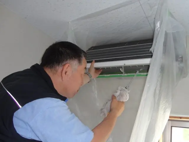 【壁掛けエアコンクリーニング】お掃除機能付エアコン作業対応します。サービスの画像