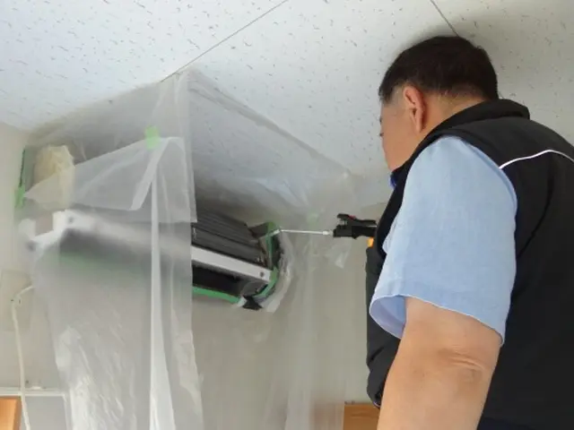 【壁掛けエアコンクリーニング】お掃除機能付エアコン作業対応します。サービスの画像