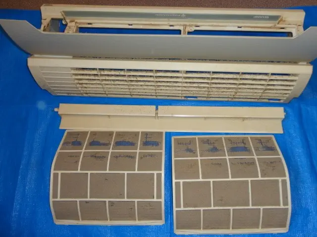 【壁掛けエアコンクリーニング】お掃除機能付エアコン作業対応します。サービスの画像