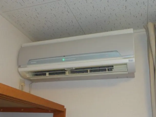 【壁掛けエアコンクリーニング】お掃除機能付エアコン作業対応します。サービスの画像