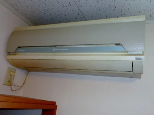 【壁掛けエアコンクリーニング】お掃除機能付エアコン作業対応します。サービスの画像