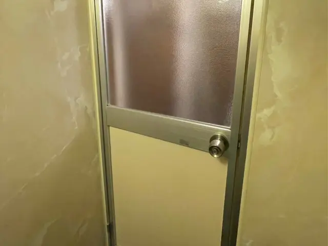 ペイペイ支払いOK！浴室ドアの交換（例）開き戸から折れ戸サービスの画像