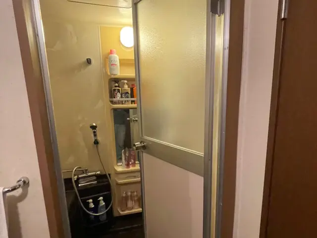 ペイペイ支払いOK！浴室ドアの交換（例）開き戸から折れ戸サービスの画像