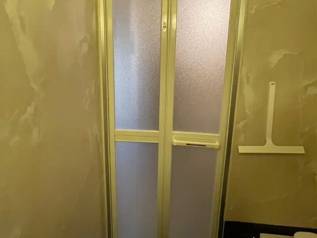 ペイペイ支払いOK！浴室ドアの交換（例）開き戸から折れ戸サービスの画像