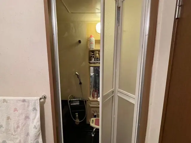 ペイペイ支払いOK！浴室ドアの交換（例）開き戸から折れ戸サービスの画像