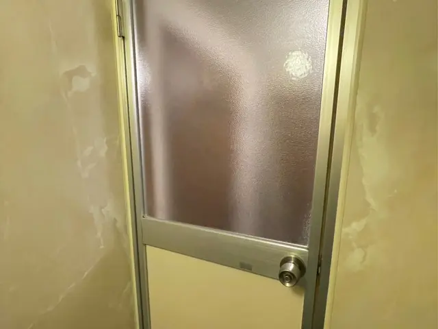 ペイペイ支払いOK！浴室ドアの交換（例）開き戸から折れ戸サービスの画像