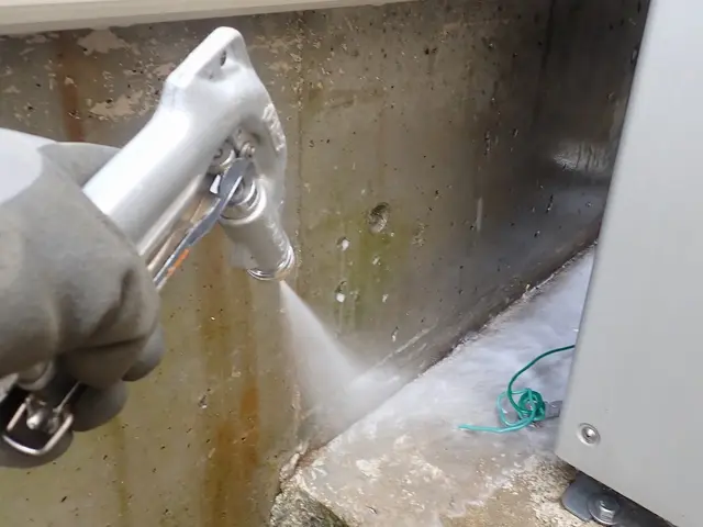 茨木より。粒剤＋液剤の２種類を駆使して床下と建物外周へ薬剤処理を行います。サービスの画像