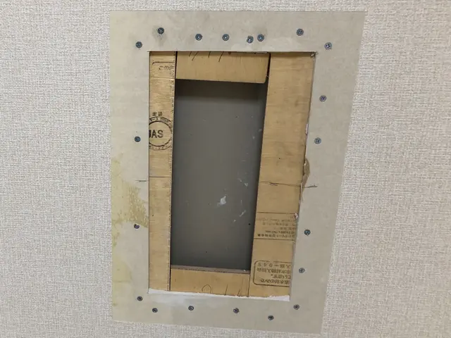 【壁紙業界40年以上】20cm以上の大きな穴も対応可能サービスの画像