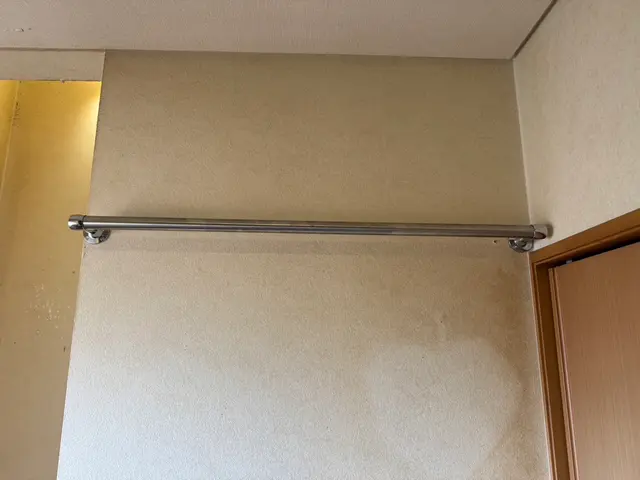 下地がなくても補強して取り付けます！後付けハンガーパイプ取付工事！サービスの画像