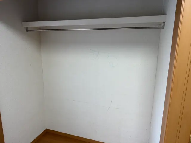 下地がなくても補強して取り付けます！後付けハンガーパイプ取付工事！サービスの画像