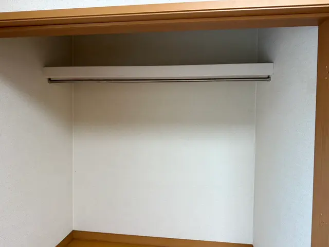 下地がなくても補強して取り付けます！後付けハンガーパイプ取付工事！サービスの画像