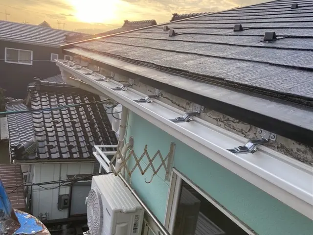 ★風や雨での破損は保険適用◎申請サポートも修理も全て当社で完結‼︎雨樋お掃除も◎サービスの画像