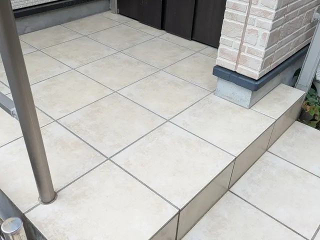 マキタ高圧洗浄機＆細部はブラッシング！窓サッシ網戸の外側も同時洗浄！鳩フン対応可サービスの画像