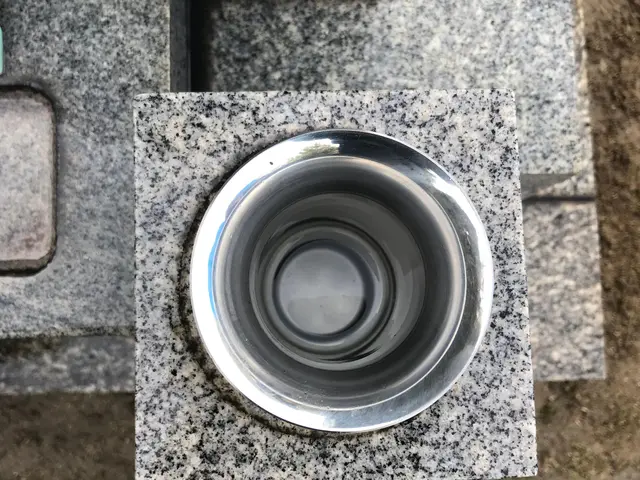 お客様に代わり真心込めて専用高圧洗浄機でお墓のクリーニングお墓参り代行を致しますサービスの画像