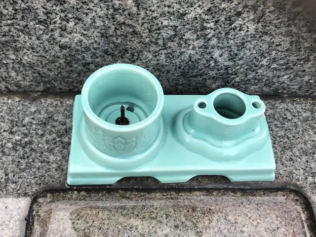 お客様に代わり真心込めて専用高圧洗浄機でお墓のクリーニングお墓参り代行を致しますサービスの画像