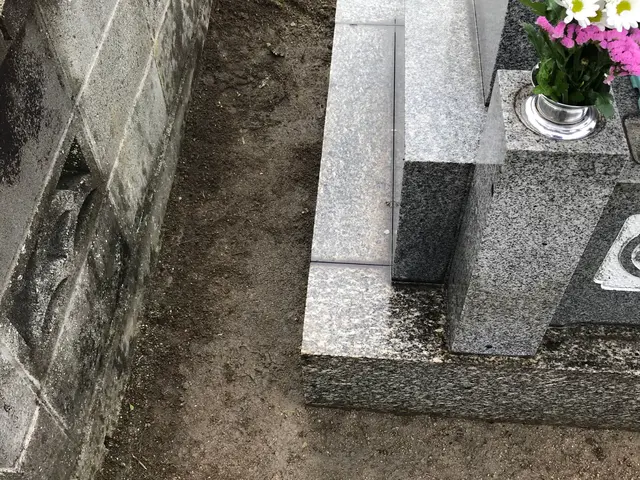 お客様に代わり真心込めて専用高圧洗浄機でお墓のクリーニングお墓参り代行を致しますサービスの画像