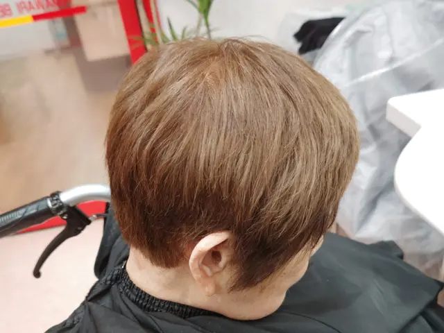 訪問美容師、介護福祉士、国家資格保持◎車椅子や寝たきりの方のカットも対応可サービスの画像