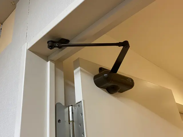 ドアクローザー交換、取付！油漏れ、異音などお気軽にご相談ください！サービスの画像