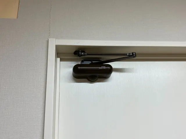 ドアクローザー交換、取付！油漏れ、異音などお気軽にご相談ください！サービスの画像