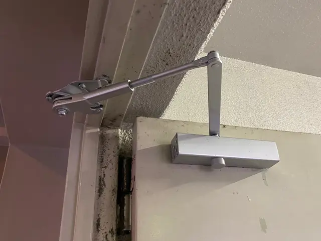 ドアクローザー交換、取付！油漏れ、異音などお気軽にご相談ください！サービスの画像