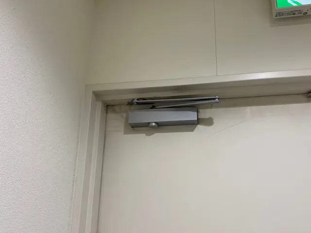 ドアクローザー交換、取付！油漏れ、異音などお気軽にご相談ください！サービスの画像