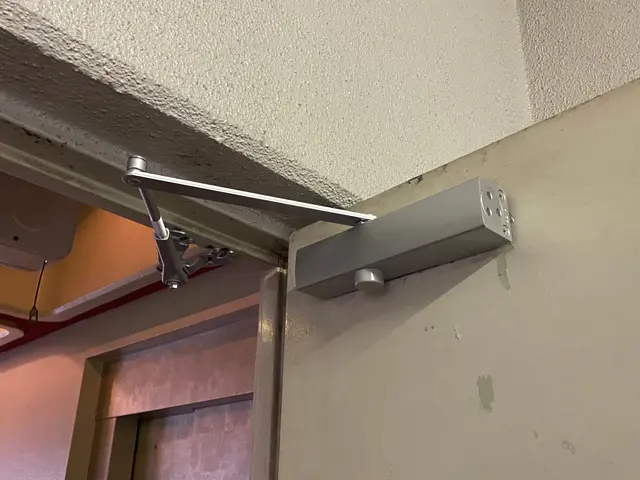 ドアクローザー交換、取付！油漏れ、異音などお気軽にご相談ください！サービスの画像