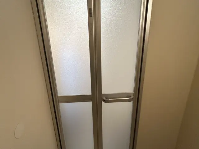 ◎古いドアの交換！予約から施工まで100%自社対応、古いドアは処分致します。サービスの画像