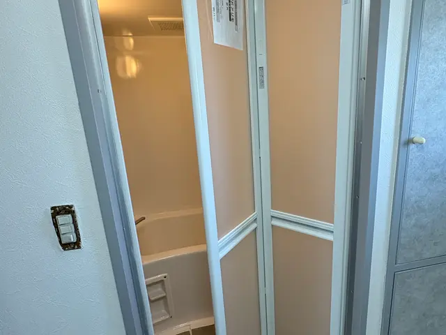 ◎古いドアの交換！予約から施工まで100%自社対応、古いドアは処分致します。サービスの画像