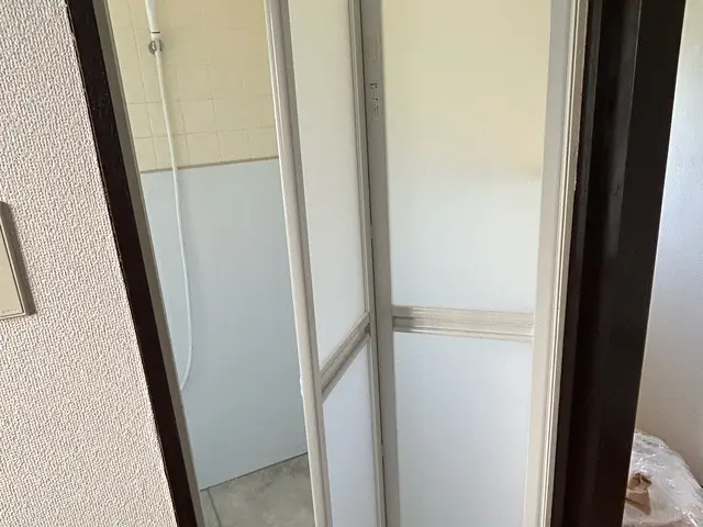 ◎古いドアの交換！予約から施工まで100%自社対応、古いドアは処分致します。サービスの画像