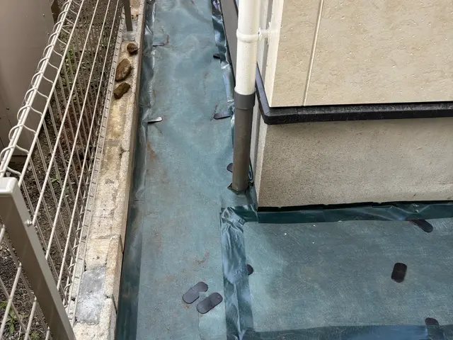 草刈り、除草剤込み！7000円の簡易施工と12000円の完全防草施工が選べます♪サービスの画像