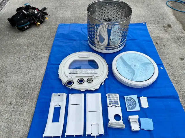 作業は洗濯機を移動し徹抵洗浄また洗濯パン　排水トラップ迄徹底的に洗浄致しますサービスの画像