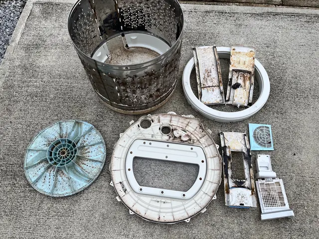 作業は洗濯機を移動し徹抵洗浄また洗濯パン　排水トラップ迄徹底的に洗浄致しますサービスの画像