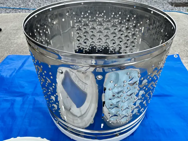 作業は洗濯機を移動し徹抵洗浄また洗濯パン　排水トラップ迄徹底的に洗浄致しますサービスの画像