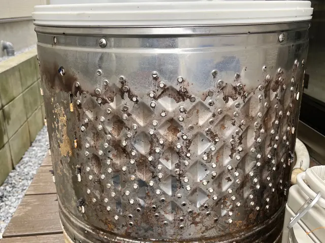 作業は洗濯機を移動し徹抵洗浄また洗濯パン　排水トラップ迄徹底的に洗浄致しますサービスの画像