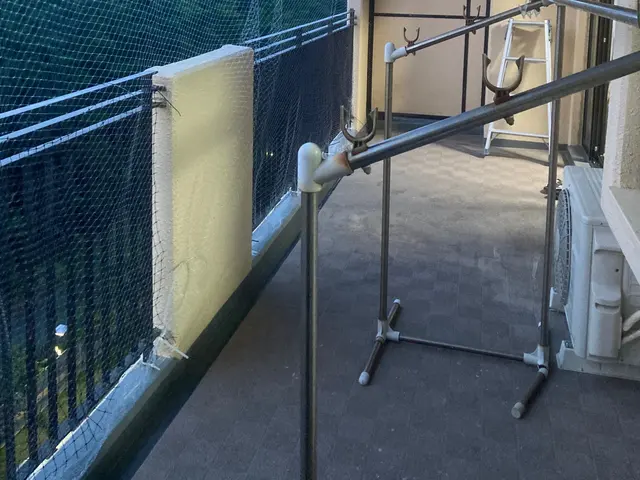 水垢や苔、砂埃、鳩の糞等を取り除きベランダをきれいにします。綺麗に丁寧に！(^^サービスの画像