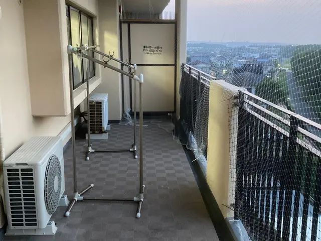 水垢や苔、砂埃、鳩の糞等を取り除きベランダをきれいにします。綺麗に丁寧に！(^^サービスの画像