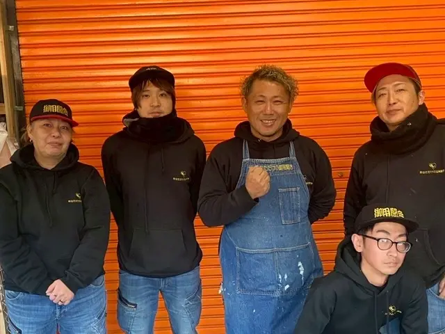 水垢や苔、砂埃、鳩の糞等を取り除きベランダをきれいにします。綺麗に丁寧に！(^^サービスの画像