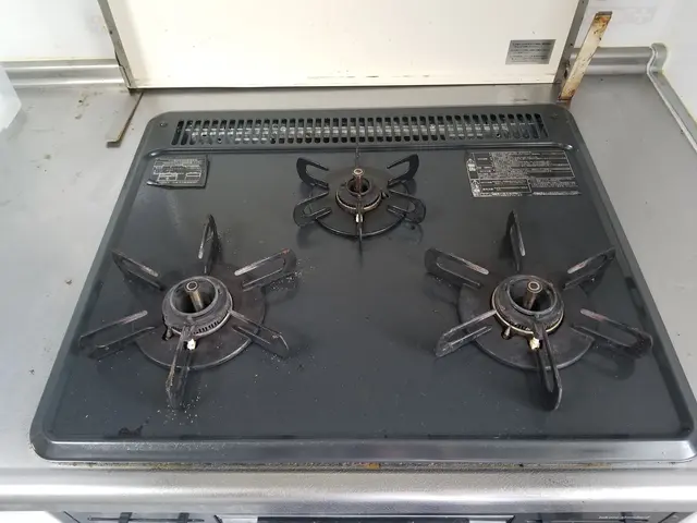 コンロ周りや換気扇の油汚れもスッキリ落ちる♪◎作業完了後カード、ペイペイ決済可！サービスの画像