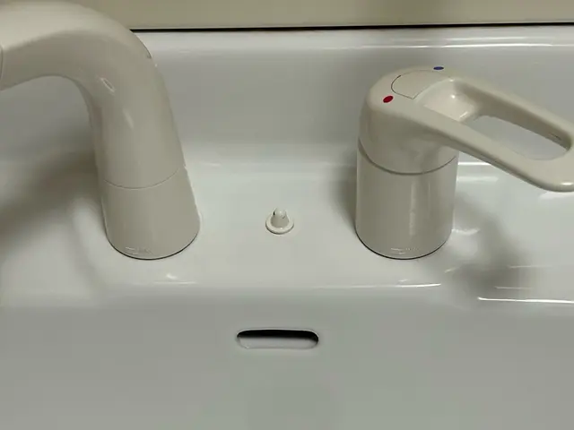 黒カビ・水垢・カリカリ汚れ　落ちない汚れお任せください！  撥水無料サービス中！サービスの画像