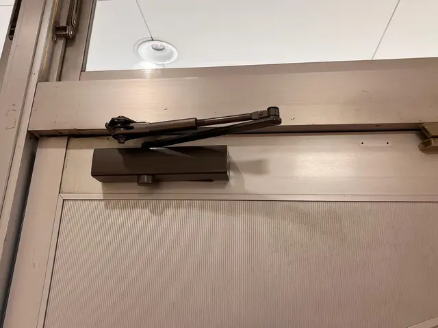 ドアクローザー交換、承ります。サービスの画像