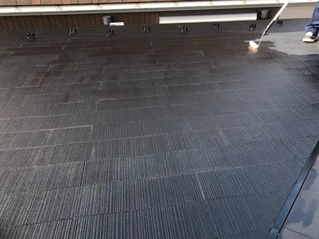 《業歴30年★実績1,000件超★リピート多数》損保加入済！屋根スレート塗装サービスの画像