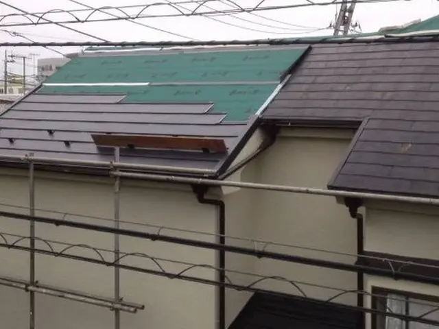 《業歴30年★実績1,000件超★リピート多数》損保加入済！屋根スレート塗装サービスの画像