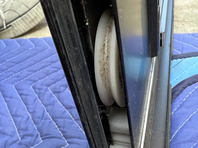 内装引き戸レール、戸車交換、敷居すべり貼り替え、サッシ戸車、玄関引き違い戸車交換サービスの画像