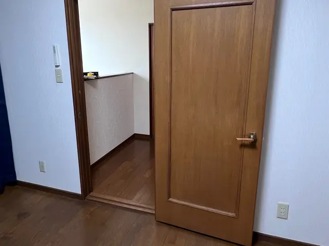 内装引き戸レール、戸車交換、敷居すべり貼り替え、サッシ戸車、玄関引き違い戸車交換サービスの画像