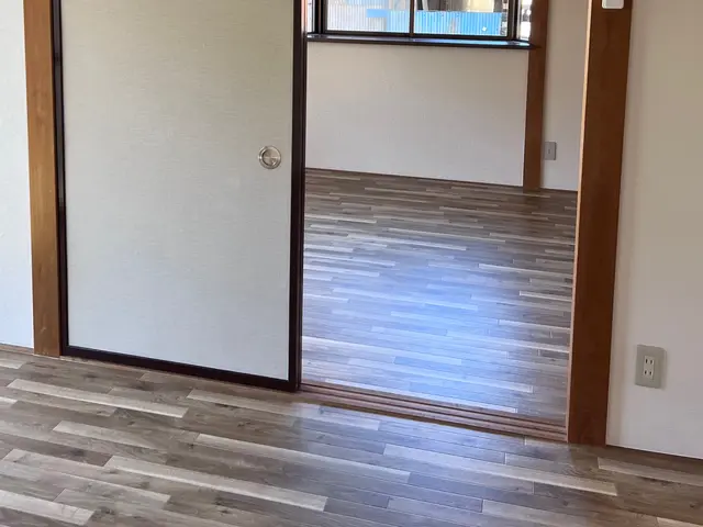 内装引き戸レール、戸車交換、敷居すべり貼り替え、サッシ戸車、玄関引き違い戸車交換サービスの画像