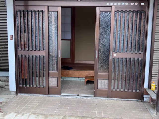 内装引き戸レール、戸車交換、敷居すべり貼り替え、サッシ戸車、玄関引き違い戸車交換サービスの画像