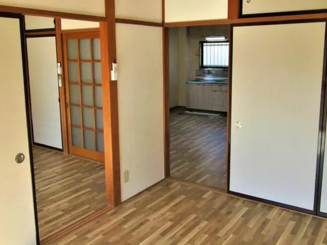 内装引き戸レール、戸車交換、敷居すべり貼り替え、サッシ戸車、玄関引き違い戸車交換サービスの画像