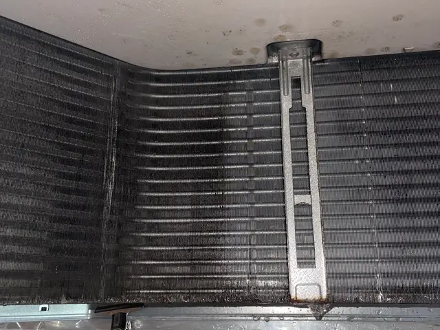 定期洗浄で寿命延長◆業務用エアコンを徹底清掃し省エネ効果でコスト軽減に貢献サービスの画像