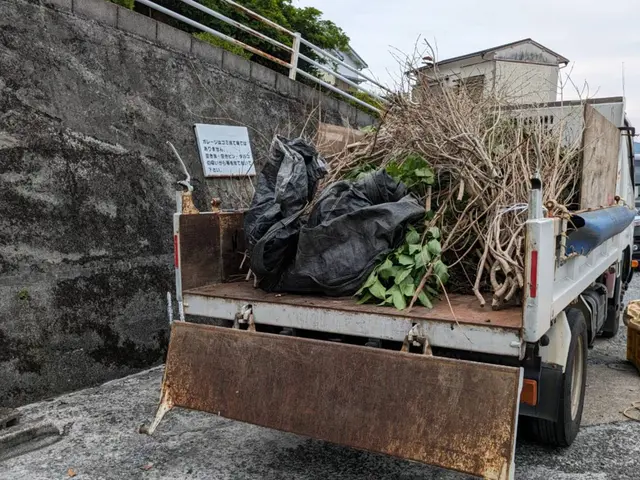 庭木の剪定・草むしり 承りますサービスの画像