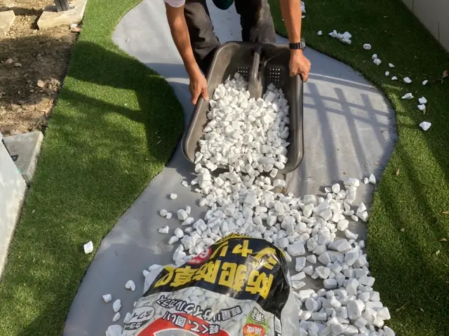 下地処理→防草シート→人工芝サービスの画像